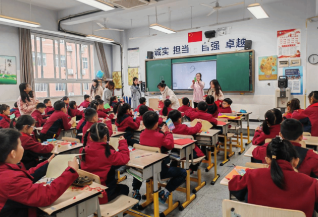 随机听取了语文数学等常态课具体教师教育方法和学生学习状况 随机听取了语文数学等常态课具体教师教育方法和学生学习状况