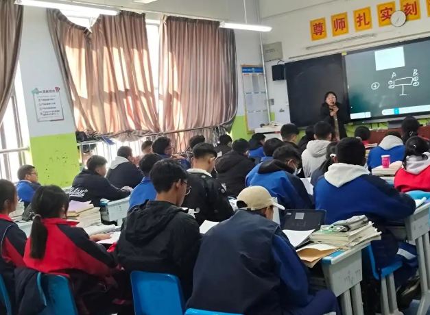 运用中平均每节课要进行4-5次的有效互动