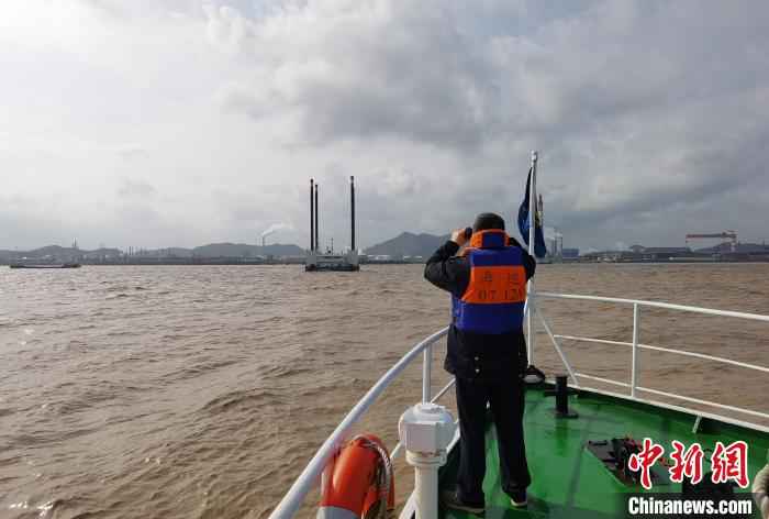 图为甬舟铁路金塘隧道海上钻探工程复工场景。镇海宣传部供图  国内首条海底高铁隧道“最复杂段”复工