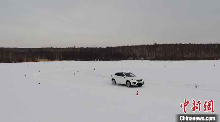 汽车企业在雪道试车。黑河电视台提供  中国北疆寒地试车业复工 国内外车企抢抓“雪尾巴”