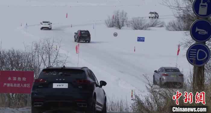 大批汽车企业返回黑河试车。黑河电视台提供  中国北疆寒地试车业复工 国内外车企抢抓“雪尾巴”