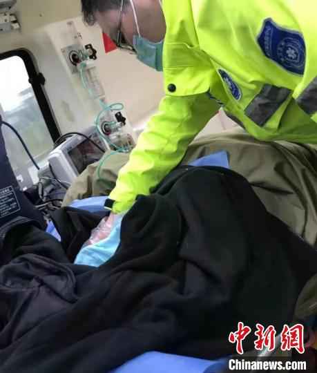 众人接力助其高铁站内顺利生产 周艳 摄  孕妇乘坐高铁羊水破裂 众人接力助其高铁站内顺利生产