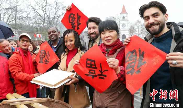 外国友人体验中国年俗 谢尚国 摄  小镇传年俗文化节:新老“混搭”中探寻别样“年味”