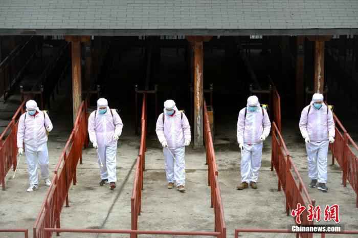 资料图:3月3日,复工后的河南洛阳老君山景区严格执行消杀防疫工作,并采取游客游览需进行实名登记,出入人员需测量体温等疫情防控措施。图为工作人员对索道等候区进行消毒。中新社记者 王中举 摄  总担心被感染怎么办?这份心理防“疫”指南请收好!