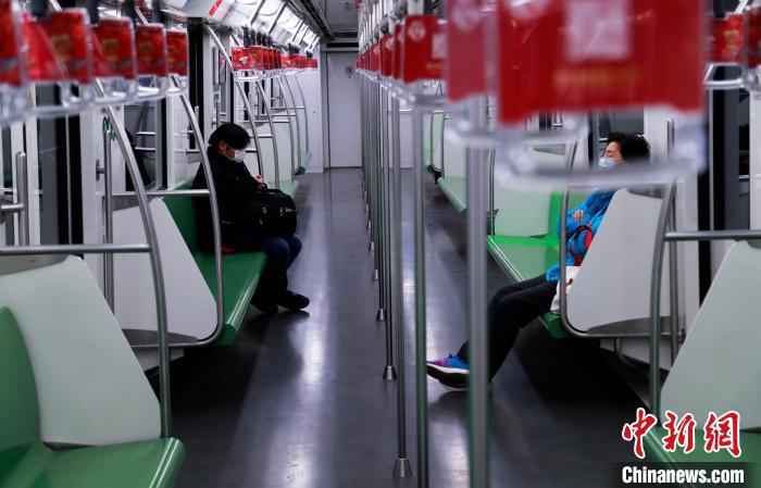 资料图:两位乘客戴着口罩在地铁上“隔位而坐”。 汤彦俊 摄  总担心被感染怎么办?这份心理防“疫”指南请收好!