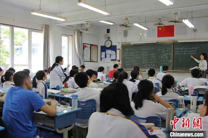 资料图:图为山东高三学生在教室中上课,备战高考。 赵晓 摄  山东发布开学安排:推行小班化教学 “单流向”活动