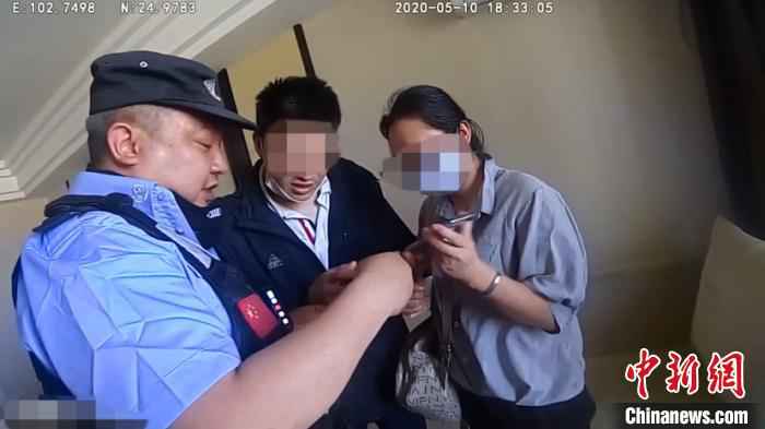 图为民警及时阻止女子向骗子转账。官渡公安分局供图  女子遭遇“假警察”电信诈骗 真警察“一脚”为其止损10万元