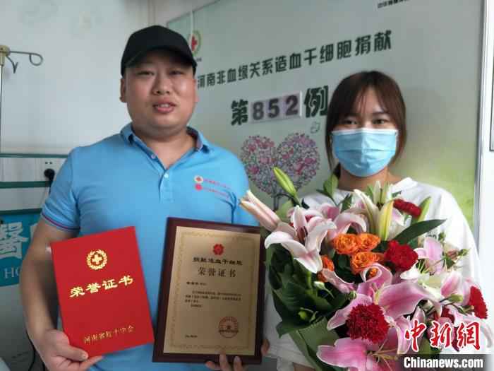 陈鉴阳(左)成功捐献造血干细胞 文梅英 摄  救人救到底 河南身残医生再为患者捐献淋巴细胞